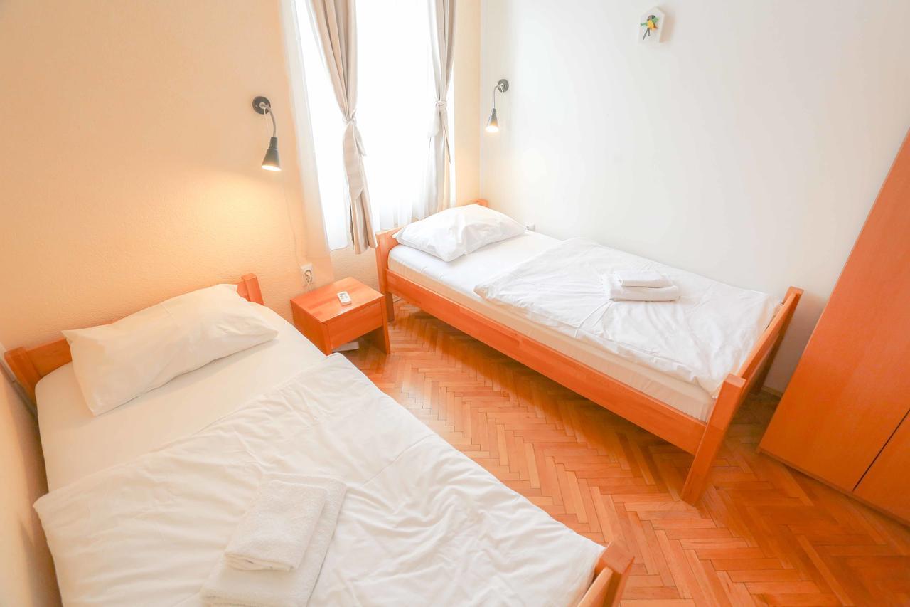 Pigeon Square Gasthof 2*